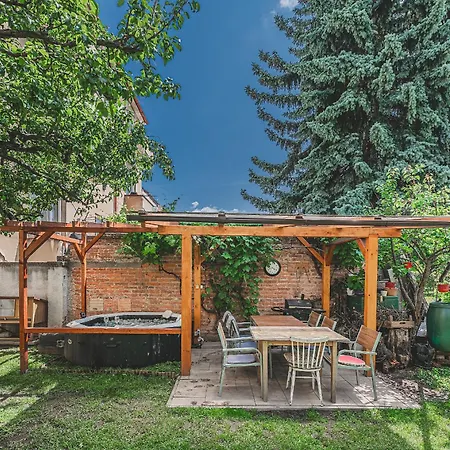 Rodinny Apartman Se Zahradou A Virivkou Hradec Kralove Exterior photo