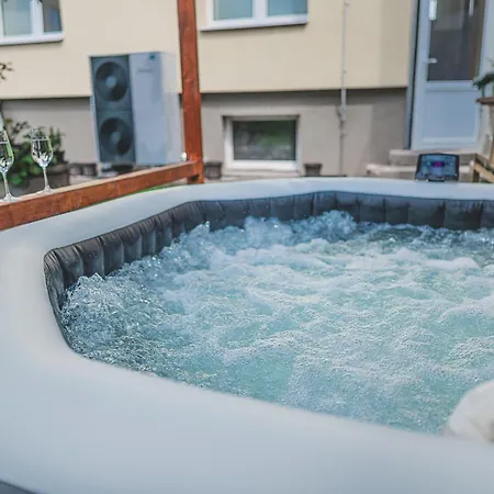 Rodinny Apartman Se Zahradou A Virivkou Hradec Kralove Exterior photo