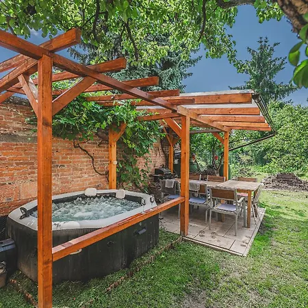Rodinny Apartman Se Zahradou A Virivkou Hradec Kralove Exterior photo